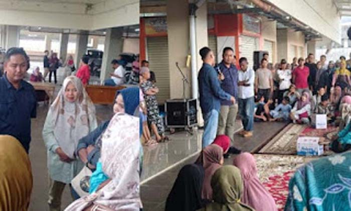 Kadis Perdagangan Kota Padang, Fizlan Setiawan berdialog dengan pedagang.