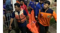 Petugas mengevakuasi mayat perempuan.