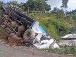 Truk Molen Terguling di Banyubiru Semarang, Nyaris Timpa Musala di Bawah Tebing