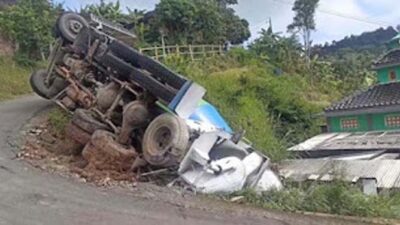 Truk molen terguling hingga nyaris menimpa musala di Kabupaten Semarang.