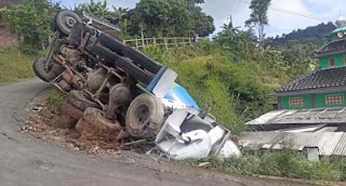 Truk molen terguling hingga nyaris menimpa musala di Kabupaten Semarang.