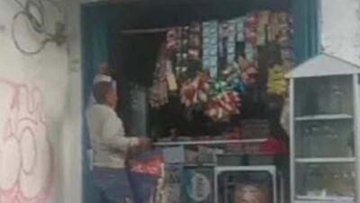 Polisi menggerebek sebuah warung sembako yang menjual obat terlarang.