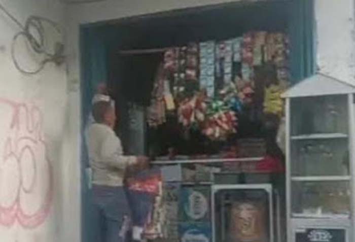 Polisi menggerebek sebuah warung sembako yang menjual obat terlarang.