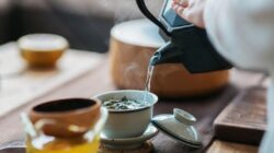 Warming tea blend adalah racikan teh dari bahan alami untuk membantu meredakan gejala menstruasi, seperti kram perut sampai gangguan mood.