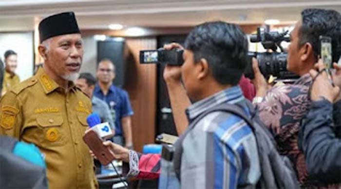 Gubernur Sumbar, Mahyeldi Ansharullah memberi penjelasan.