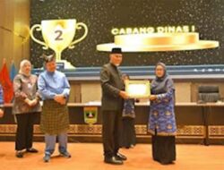 Gubernur Mahyeldi Serahkan Penghargaan kepada 109 Guru dan Tenaga Kependidikan di Sumbar