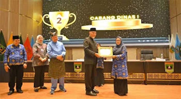 Gubernur Sumbar, Mahyeldi Ansharullah menyerahkan penghargaan.