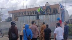 Petugas Damkar mengevakuasi pekerja bangunan yang tersengat listrik.
