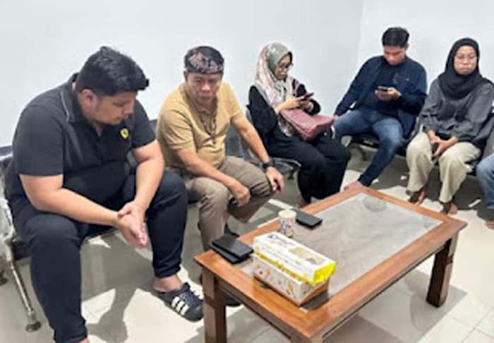 Gubernur Kaltara, Zainal A Paliwang saat menjenguk mahasiswi korban penyekapan dan pemerkosaan.
