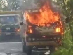 Truk Pengangkut Mesin Combine Harvester Terbakar di Lamongan, Sempat Picu Kemacetan