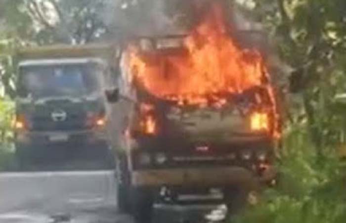Truk bermuatan mesin panen padi terbakar.