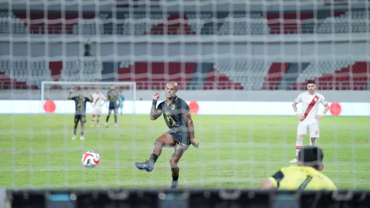Aksi David Da Silva di laga Malut United vs Persis Solo.