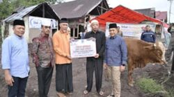 Gubernur Sumatera Barat (Sumbar), Mahyeldi Ansharullah menyalurkan hewan kurban.