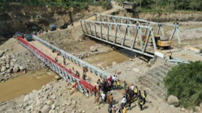 Jembatan Bailey dibangun untuk pengganti sementara jembatan utama yang rusak parah