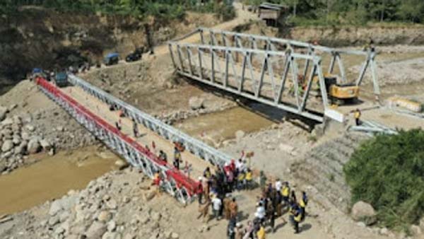 Jembatan Bailey dibangun untuk pengganti sementara jembatan utama yang rusak parah