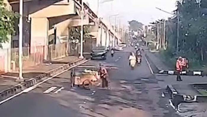 Pajero tabrak pedagang bawa gerobak di Jaktim.