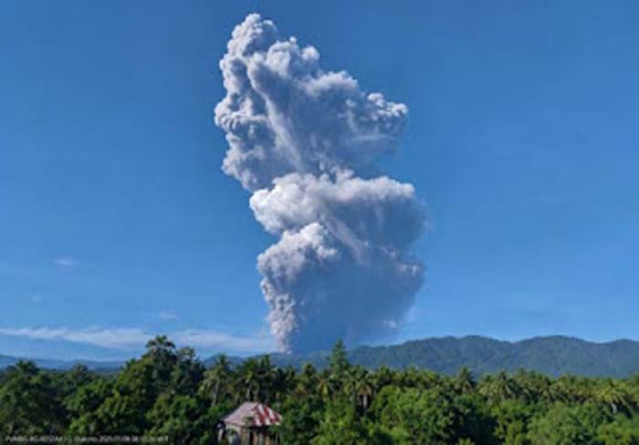 Gunung Dukono di Halmahera Utara meletus dahsyat.
