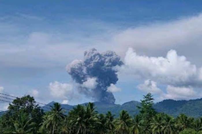 Gunung Dukono erupsi.