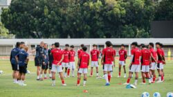 Nova Arianto memimpin latihan Timnas Indonesia U-20.