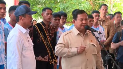 Menteri Kelautan dan Perikanan (KKP) Sakti Wahyu Trenggono dan Presiden Prabowo Subianto di SMKN 2 Talaud, Sulawesi Utara, Sabtu (9/5/2026).