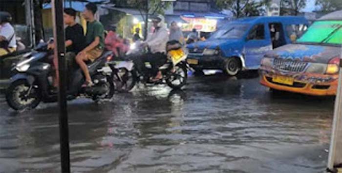 Genangan banjir di Jalan Raya Indarung.