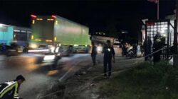 Polisi melakukan olah TKP kecelakaan yang menewaskan pasangan suami istri.