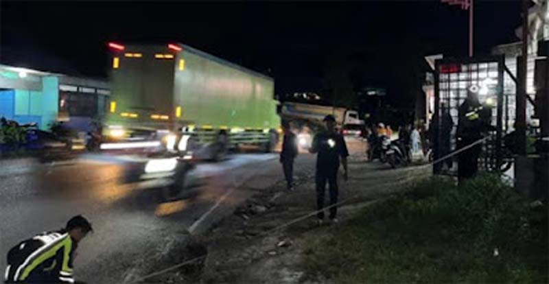 Polisi melakukan olah TKP kecelakaan yang menewaskan pasangan suami istri.
