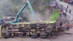 Truk kecelakaan di Sitinjau Lauik.