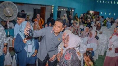 Anggota Komisi IX DPR RI, Ade Rezki Pratama berfoto bersama ibu-ibu.