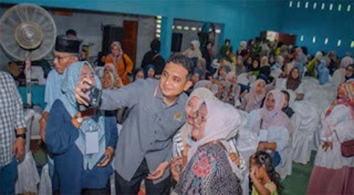 Anggota Komisi IX DPR RI, Ade Rezki Pratama berfoto bersama ibu-ibu.