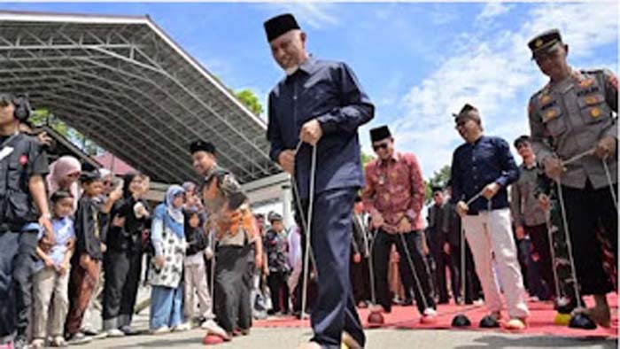 Gubernur Sumbar, Mahyeldi Ansharullah ikut main permainan tradisional.