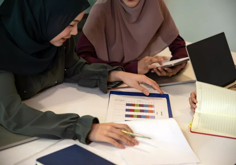 Otoritas Jasa Keuangan (OJK) mencatat total aset perbankan syariah tumbuh dua digit sebesar 10,49% year-on-year (yoy).