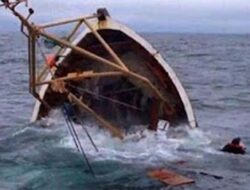 Perahu Nelayan Terbalik Dihantam Ombak di Pesisir Selatan, 1 Orang Masih Hilang