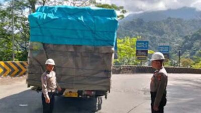 Posisi truk melintang setengah badan jalan di Panorama I Sitinjau Lauik.