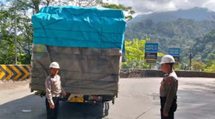 Posisi truk melintang setengah badan jalan di Panorama I Sitinjau Lauik.
