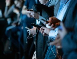 Penggunaan Smartphone Diduga Jadi Faktor Turunnya Angka Kelahiran Global