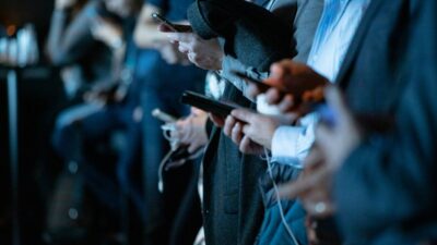 Penggunaan Smartphone Diduga Jadi Faktor Turunnya Angka Kelahiran Global