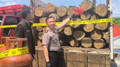 Petugas Satreskrim Polres Bojonegoro menunjukkan barang bukti.