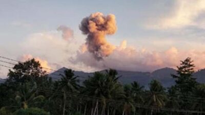 Gunung Dukono di Halmahera Utara kembali erupsi dengan memuntahkan abu vulkanik setinggi 1.600 meter di atas puncak, Kamis (21/5/2026).