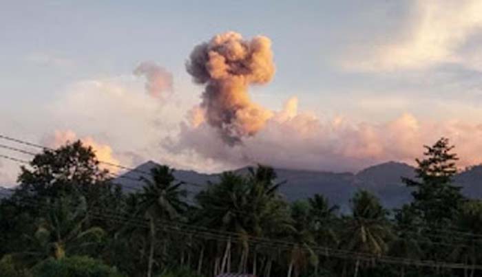 Gunung Dukono di Halmahera Utara kembali erupsi dengan memuntahkan abu vulkanik setinggi 1.600 meter di atas puncak, Kamis (21/5/2026).
