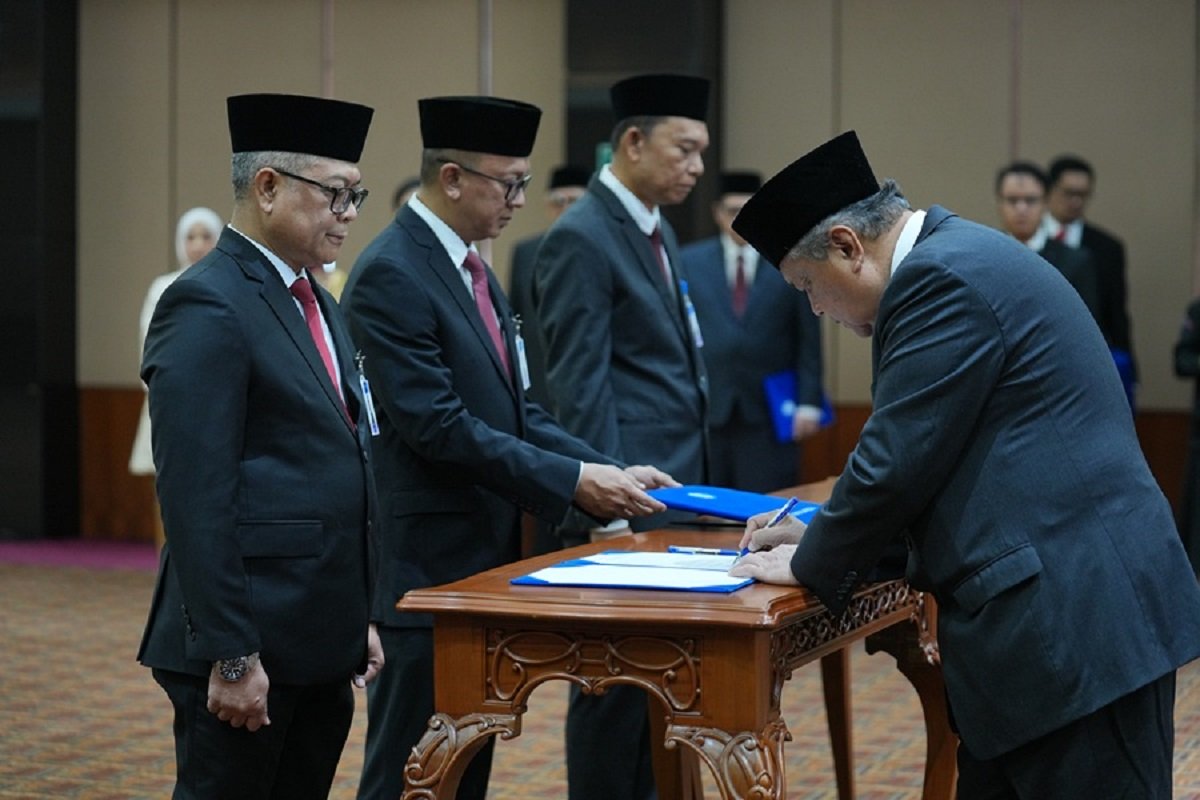 Gubernur Bank Indonesia Perry Warjiyo resmi melantik tiga pimpinan satuan kerja baru di lingkungan bank sentral.
