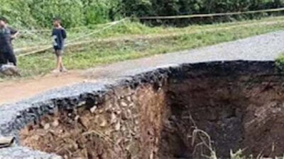Jalan tergerus longsor mirip sinkhole terjadi di Kabupaten Limapuluh Kota.