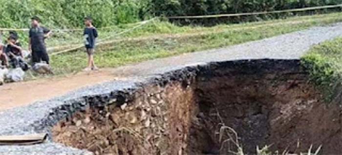 Jalan tergerus longsor mirip sinkhole terjadi di Kabupaten Limapuluh Kota.