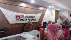 Suasana pelayanan di Disdukcapil Kota Padang.