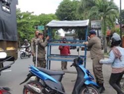Satpol PP Padang Tertibkan PKL Bandel, Lapak di Trotoar dan Jalan Dibongkar