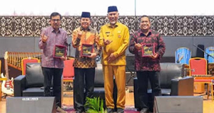 Gubernur Sumbar, Mahyeldi Ansharullah bersama narasumber.