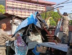Satpol PP Padang Tertibkan Lapak PKL di Fasilitas Umum