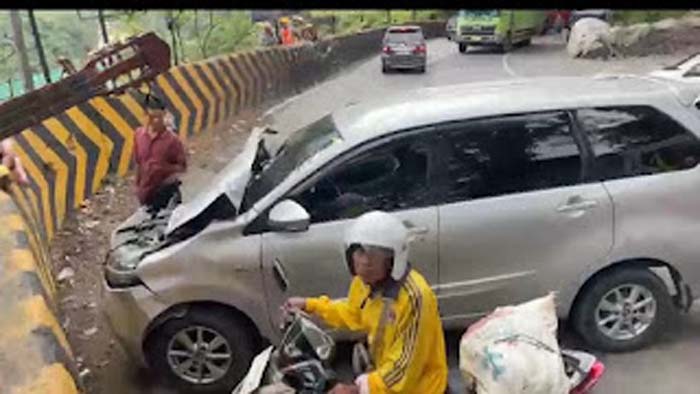 Diduga Rem Blong, Avanza Tabrak Truk Fuso di Sitinjau Lauik Padang.