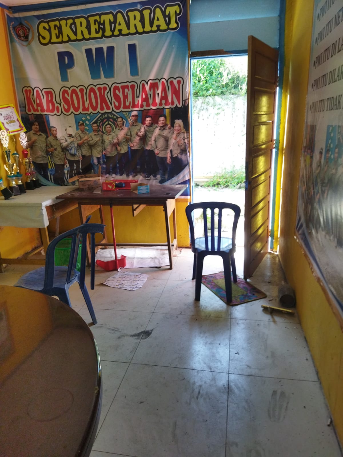 Kantor PWI Solok Selatan di rusak oleh orang yang tak di kenal dan kaca di pecah. Sudirman R