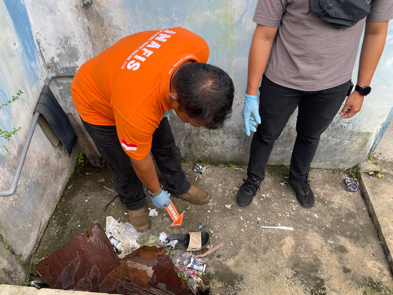 Diduga sandal pelaku tertinggal di belakang kantor PWI Solok Selatan. Sudirman R